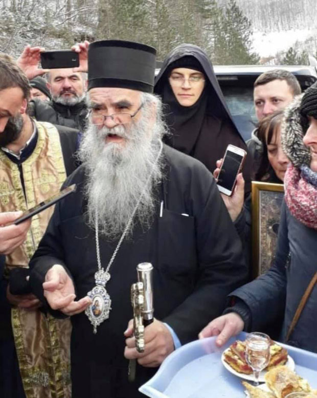 Митрополит Амфилохије приликом сусрета са литијом из Добриловине: Безбожник некрштени ствара своју цркву? Тога нигде у свету није било, а Марковићу нека је Бог у помоћи (ВИДЕО)